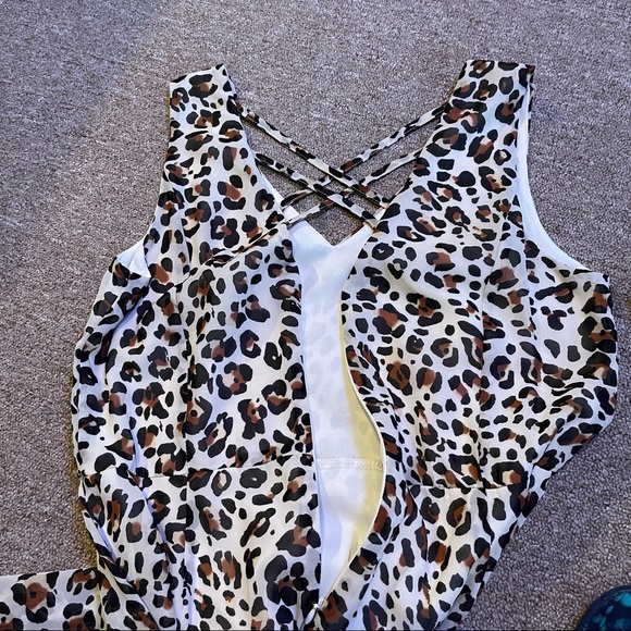 Leopard Print V-Neck Maxi Dress - Picture 4 of 8